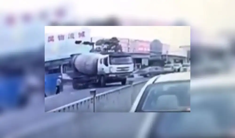 YouTube: el escalofriante momento en que motociclista es arrollado por camión cargado de cemento YouTube: el escalofriante momento en que motociclista es arrollado por camión cargado de cemento