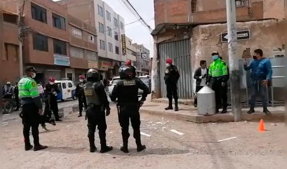 Los delincuentes fugaron dando disparos al aire. Foto: Facebook. Los delincuentes fugaron dando disparos al aire. Foto: Facebook.