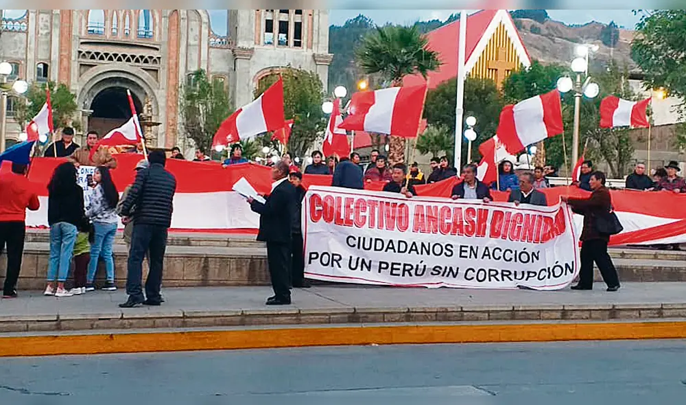 Se sumaron. En Huaraz hicieron un plantón en la Plaza de Armas.