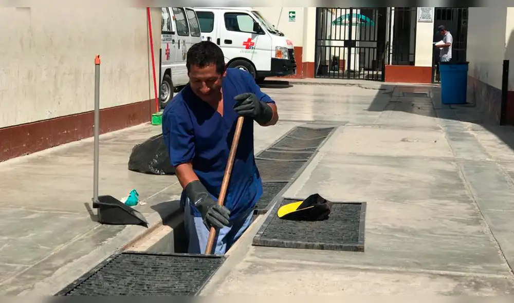Limpian chatarra de ambientes del hospital Las Mercedes de Chiclayo Limpian chatarra de ambientes del hospital Las Mercedes de Chiclayo