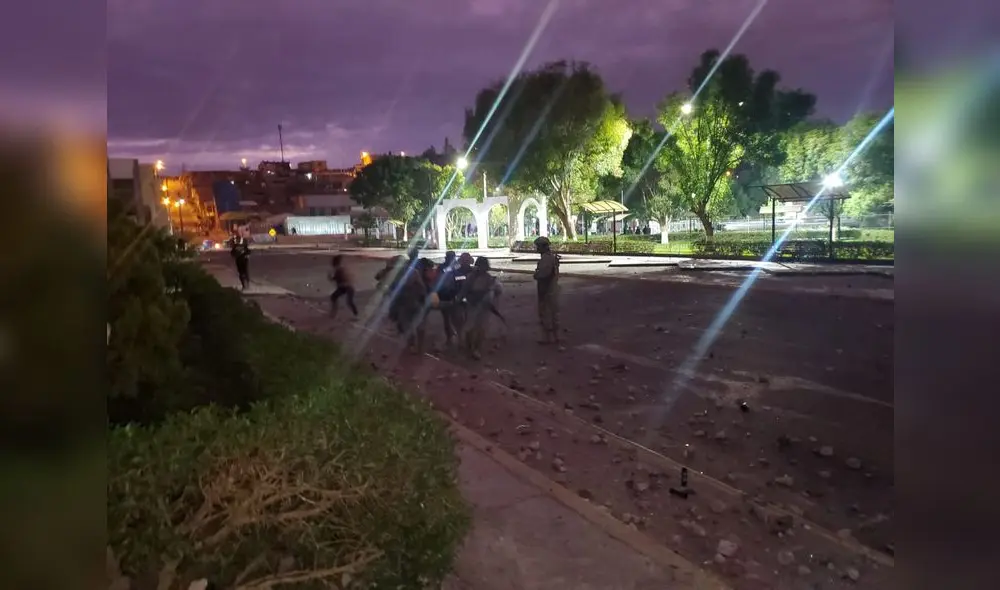 Enfrentamiento entre las fuerzas del orden y los manifestantes en La Joya. Foto: Leonela Aquino/URPI-LR