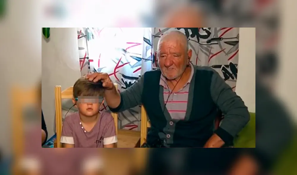 Desliza hacia la izquierda para conocer al niño que adoptó a un anciano indigente, escena viral de YouTube. Desliza hacia la izquierda para conocer al niño que adoptó a un anciano indigente, escena viral de YouTube.