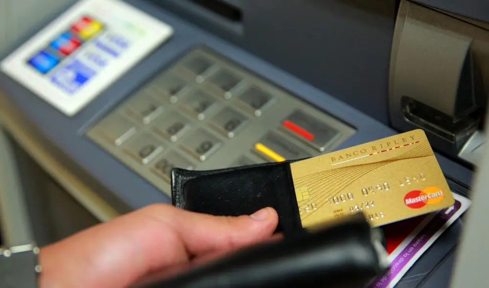 La SBS precisó que los usuarios pueden rechazar expresamente la disposición de efectivo con tarjetas de crédito. Foto: Andina La SBS precisó que los usuarios pueden rechazar expresamente la disposición de efectivo con tarjetas de crédito. Foto: Andina