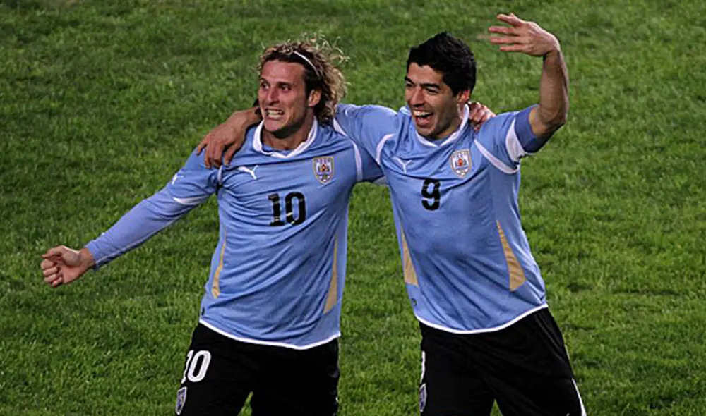 Diego Forlán compartió filas con Luis Suárez en la selección uruguaya.