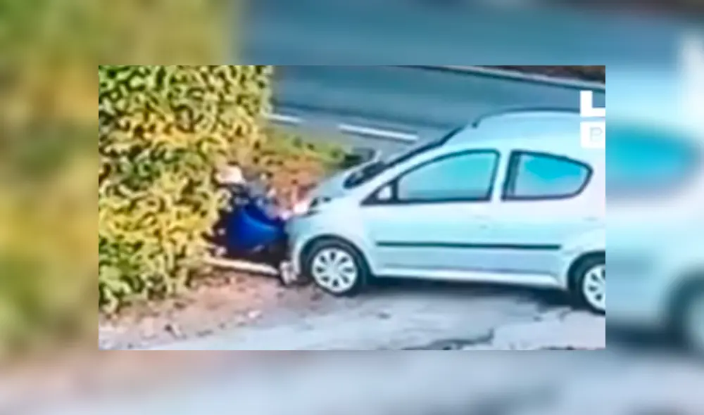 La señora olvidó poner el freno de mano y sufrió las consecuencias. Vía Facebook Foto: LadBible La señora olvidó poner el freno de mano y sufrió las consecuencias. Vía Facebook Foto: LadBible