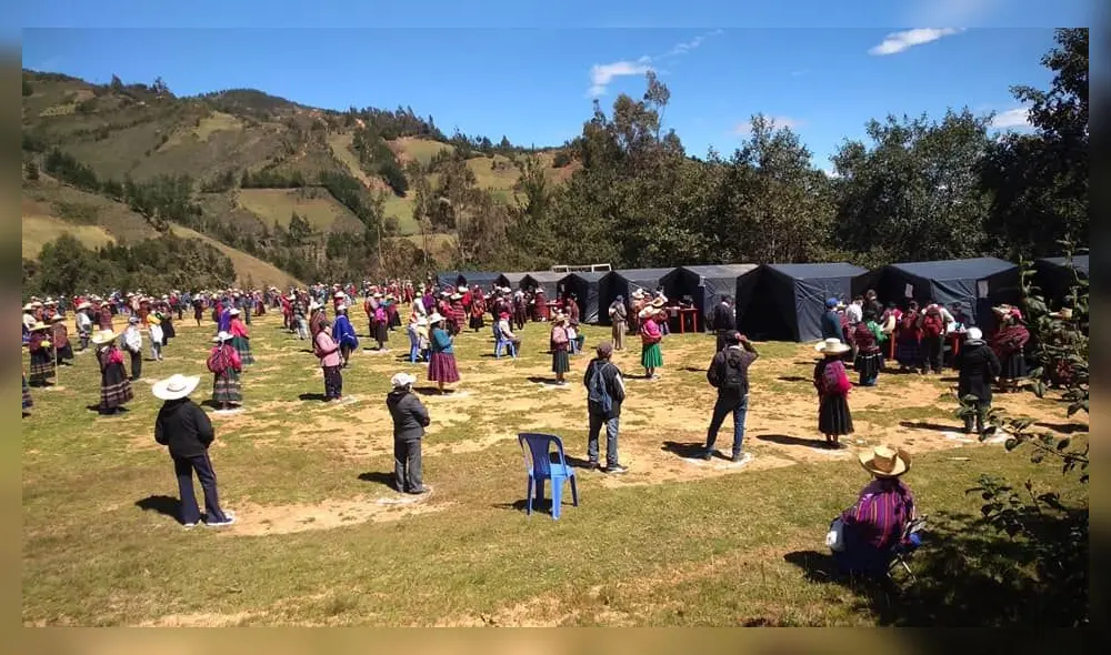 Pobladores mantuvieron el orden para cobrar bonos.