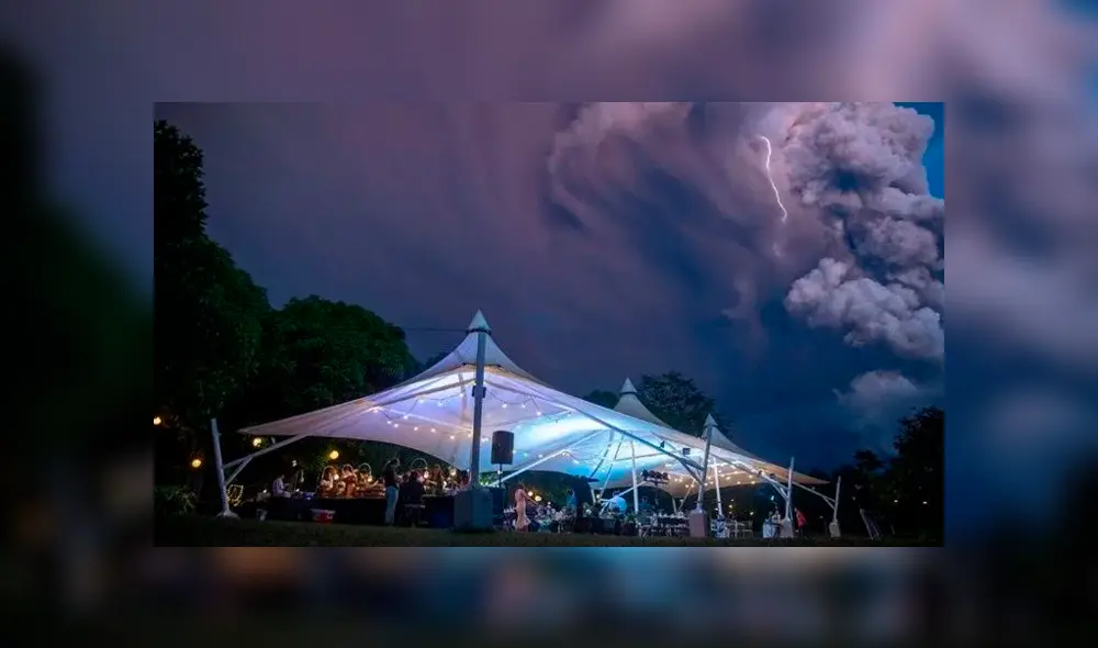 Pareja celebra su matrimonio durante la erupción de un volcán [FOTOS Y VIDEO]