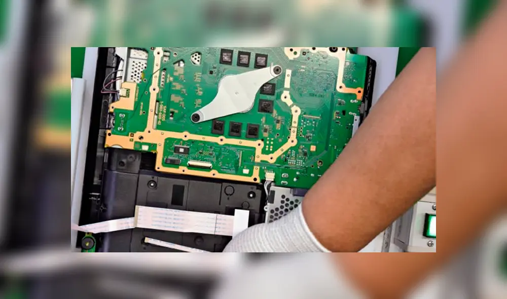 En la planta de fabricación de Sony solo hay 4 personas. Dos de ellas colocan la placa madre al inicio del ensamblaje y las otras empaquetan la PS4 terminada. Foto: Nikkei Asian Review