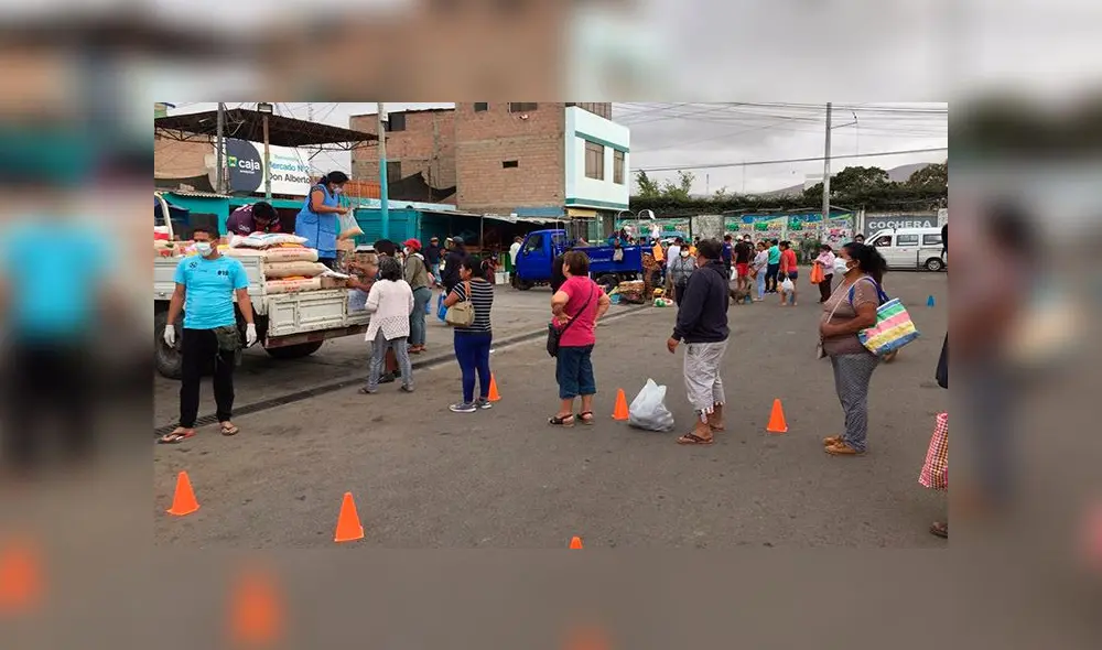 Compradores formaron colas en cada puesto, guardando un metro de distancia. Compradores formaron colas en cada puesto, guardando un metro de distancia.