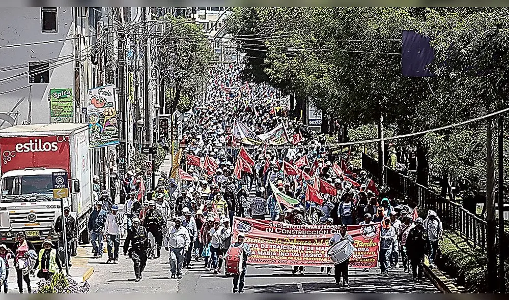 protesta. Obreros de Construcción Civil marcharon por las calles de Arequipa. Rechazaron a las mineras que contaminan. protesta. Obreros de Construcción Civil marcharon por las calles de Arequipa. Rechazaron a las mineras que contaminan.