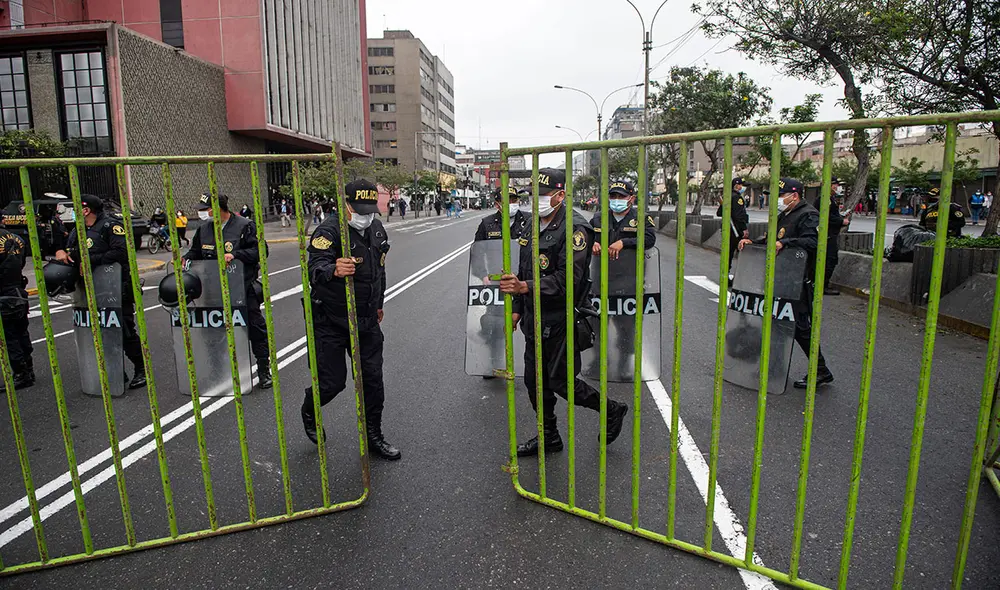 En el centro de Lima los efectivos se han desplegado para preservar la seguridad ante el incremento de las manifestaciones. Foto: AFP En el centro de Lima los efectivos se han desplegado para preservar la seguridad ante el incremento de las manifestaciones. Foto: AFP