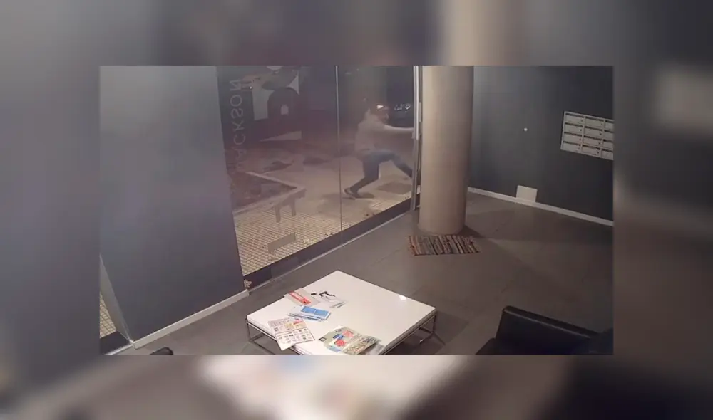 Hombre ingresó a un edificio a robar zapatos que algunos residentes dejan afuera de los apartamentos como medida sanitaria por el coronavirus. Foto: Captura