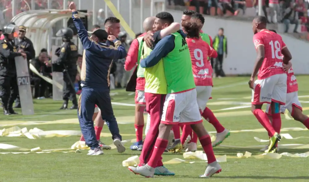 Cienciano ganó a Santos y jugará en el 2020 en la Liga 1 Movistar. Cienciano ganó a Santos y jugará en el 2020 en la Liga 1 Movistar.