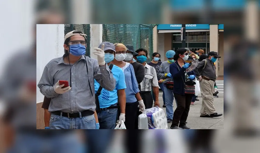 People queue outside a pharmacy in downtown Guayaquil, Ecuador, on April 15, 2020 during the novel coronavirus COVID-19 pandemic. - Guayaquil is one of the COVID-19 worst hit cities in Latin America. (Photo by Jose SANCHEZ / AFP) People queue outside a pharmacy in downtown Guayaquil, Ecuador, on April 15, 2020 during the novel coronavirus COVID-19 pandemic. - Guayaquil is one of the COVID-19 worst hit cities in Latin America. (Photo by Jose SANCHEZ / AFP)