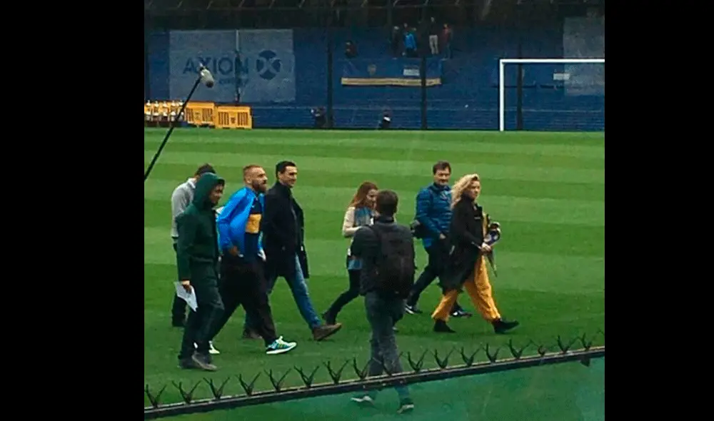 De Rossi se mostró con la indumentaria de Boca Juniors y pisó por primera vez el césped de La Bombonera. | Foto: @fersepulveda12 De Rossi se mostró con la indumentaria de Boca Juniors y pisó por primera vez el césped de La Bombonera. | Foto: @fersepulveda12