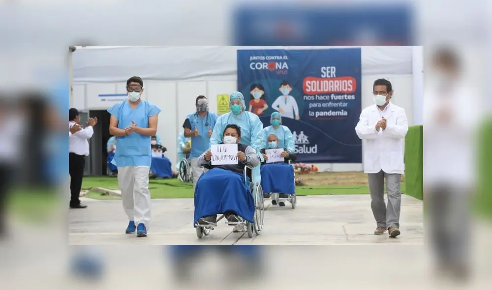 En la imagen, personal médico de la Villa Mongrut despide a pacientes dados de alta que pasaron varias semanas en cama. (Foto: EsSalud)