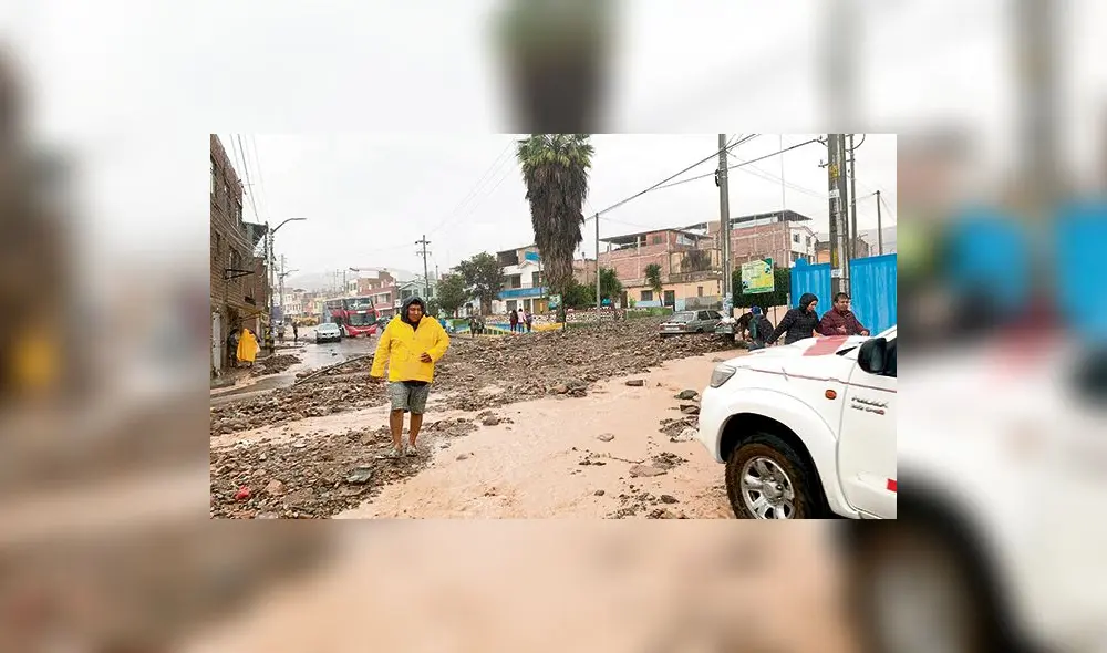 Huaicos. Inundaron las calles del distrito de Samegua.