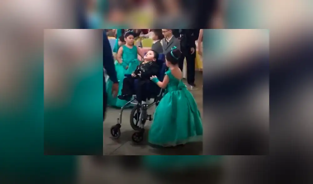Vía Facebook. La niña escogió a su hermano con parálisis cerebral para que sea su pareja de graduación. Vía Facebook. La niña escogió a su hermano con parálisis cerebral para que sea su pareja de graduación.