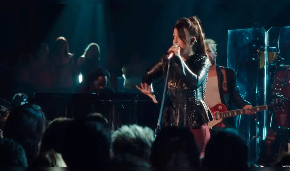 Alejandra Guzmán sufre descuido y muestra de más en pleno concierto [VIDEO]