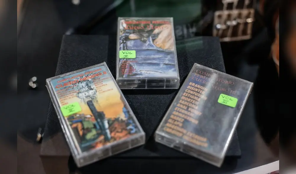 Un bajo hecho en Perú, en los precarios años ochentas, cassettes con grabaciones de conciertos en vivo y algunos recortes de periódicos.