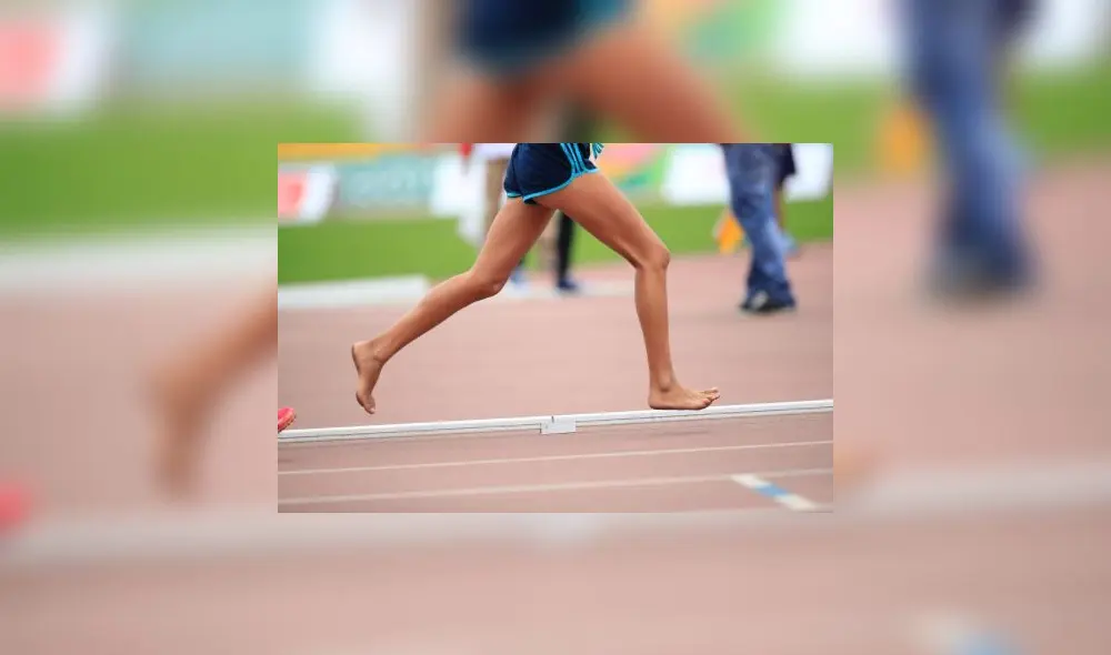 Atleta que corre descalza.