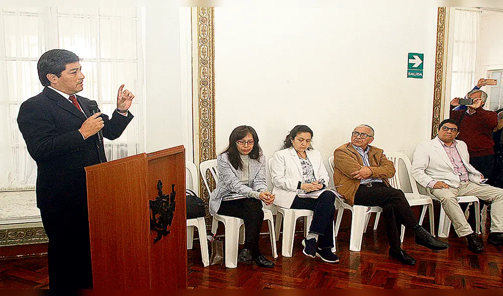 Cauto. Gerente Constatino Vila evitó respaldar abiertamente la declaratoria de emergencia, pero al final el Legislativo lo asumió.