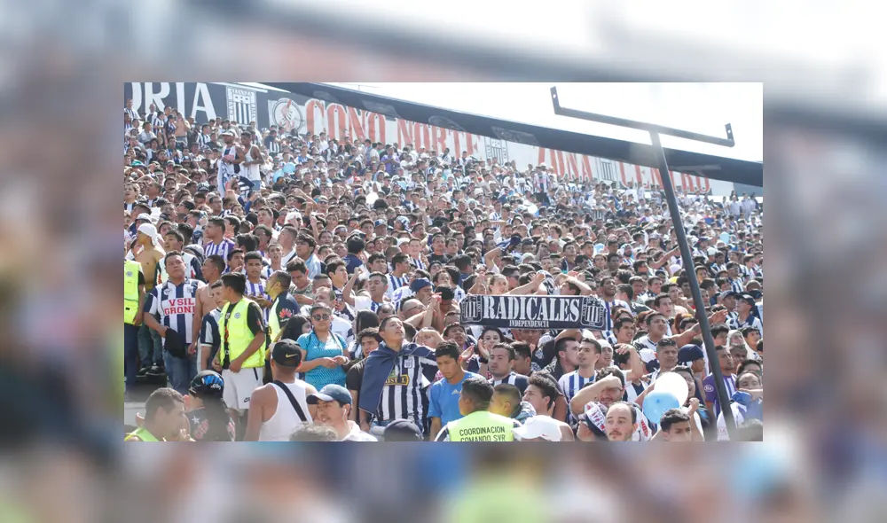 Barra de Alianza Lima criticó a la congresista Luciana León por posar con la camiseta de Perú. | Foto: GLR