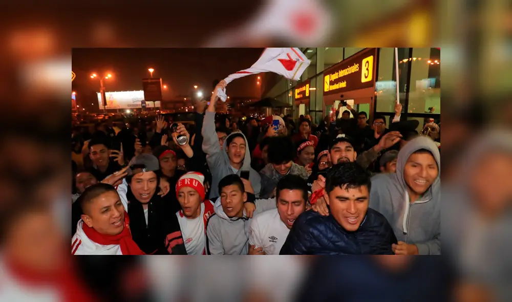 Selección peruana: Renato Tapia corre de bus privado a taxi para ir donde su familia