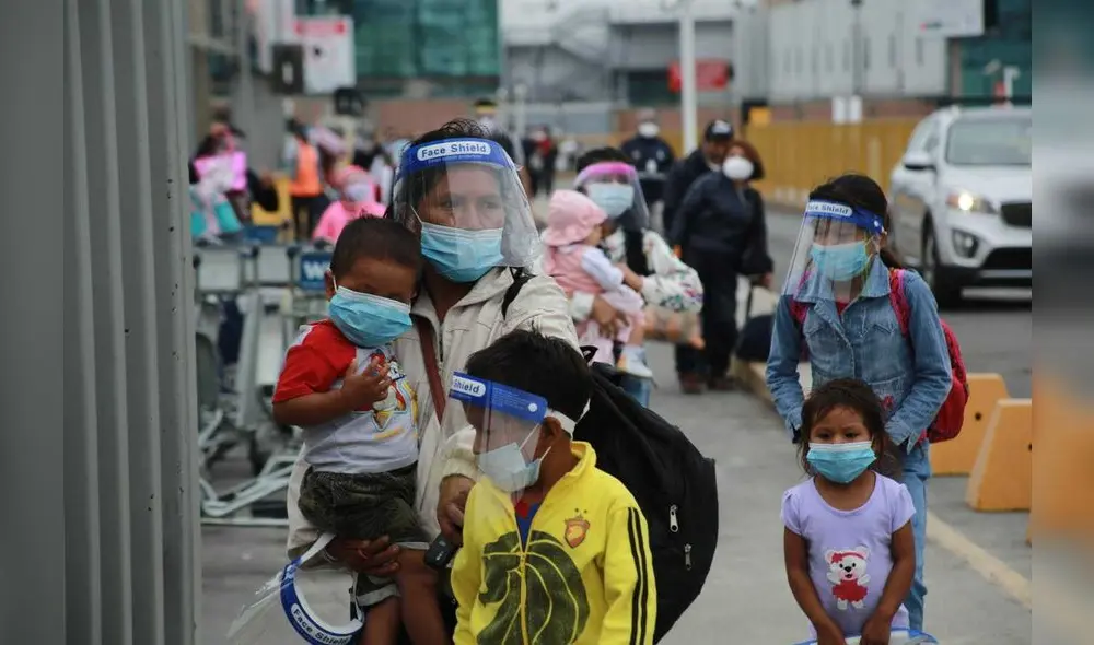 Emotivo encuentro de pasajeros que llegan del Cusco y sus familiares a las afueras del Jorge Chávez / Fotos: John Reyes