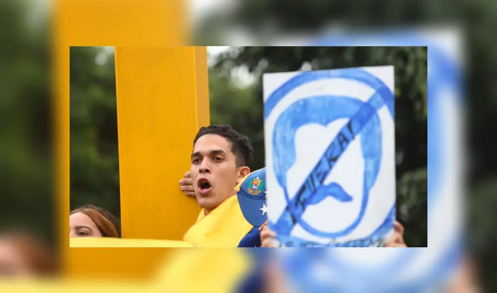 Venezolanos en Perú protestan contra Nicolás Maduro frente a la Embajada