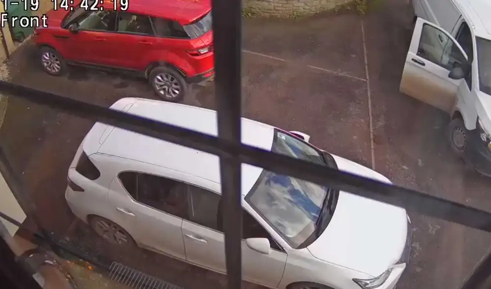 Desliza las imágenes para ver la extraña conducta que tuvo este repartido de Amazon al entregar esta PS5 a su propietario. Foto: captura de Twitter/@dickidub