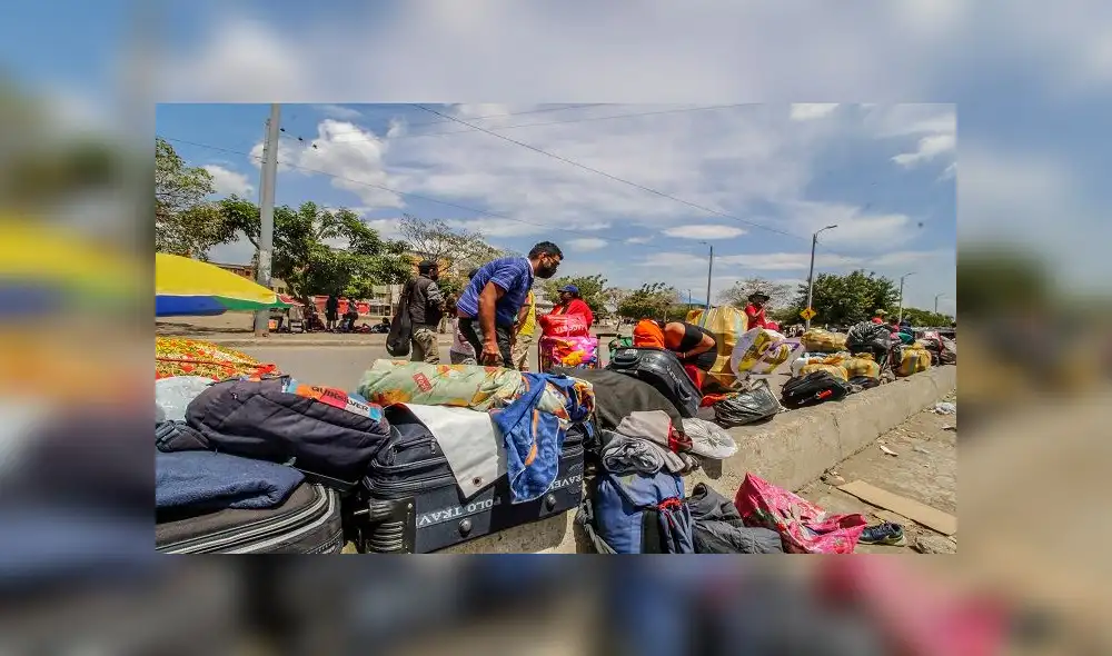 Venezuelan migrants attempting to return to their country due to the novel coronavirus COVID-19 pandemic, queue at the Simon Bolivar International Bridge in Cucuta, Colombia, on June 4 , 2020. (Photo by Schneyder MENDOZA / AFP)