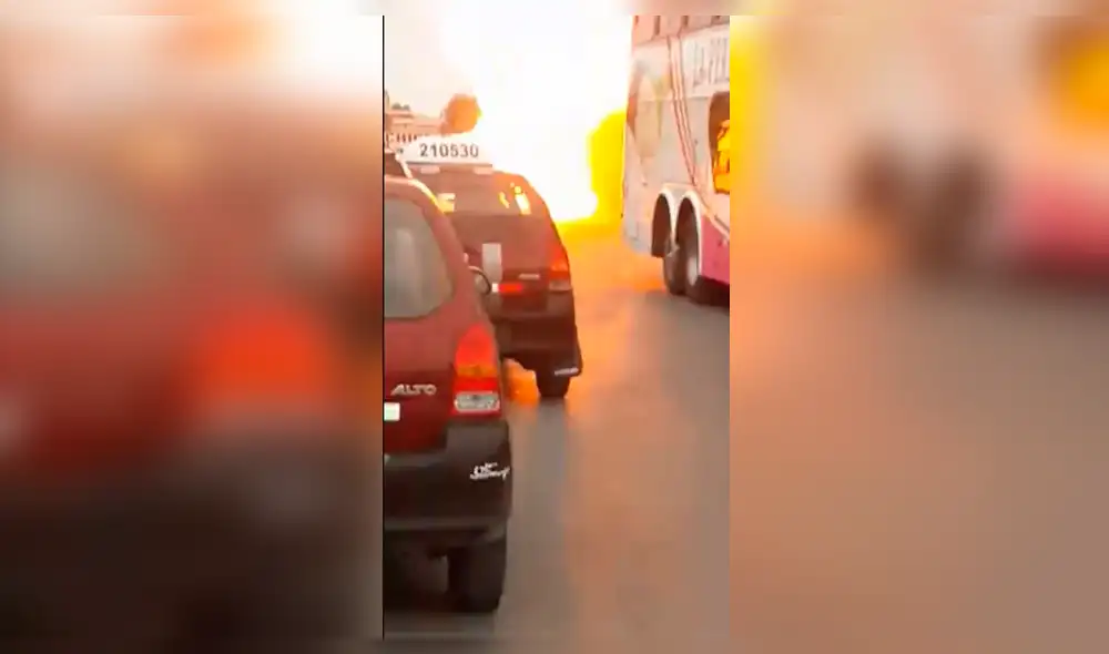 Vehículo explota en plena avenida en Chiclayo [VIDEO]