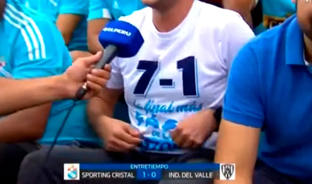 Hincha aprovechó su aparición en cámaras para recordar la última final con Alianza Lima. Foto: Captura Hincha aprovechó su aparición en cámaras para recordar la última final con Alianza Lima. Foto: Captura