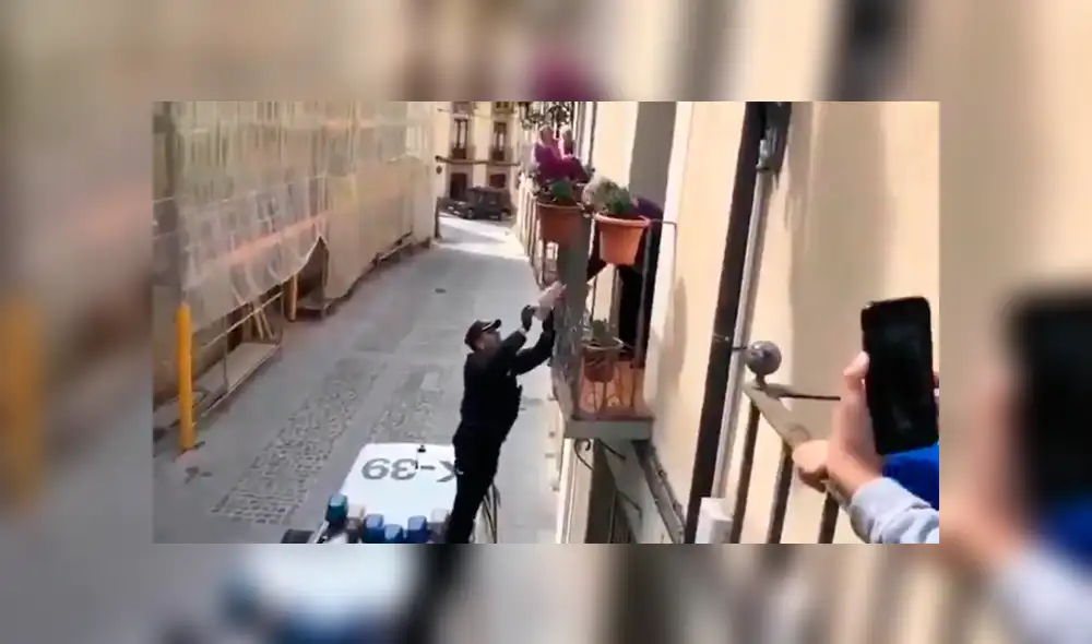 Anciana fue sorprendida por miembros de la Guardia Civil de España. Foto: La Vanguardia Anciana fue sorprendida por miembros de la Guardia Civil de España. Foto: La Vanguardia