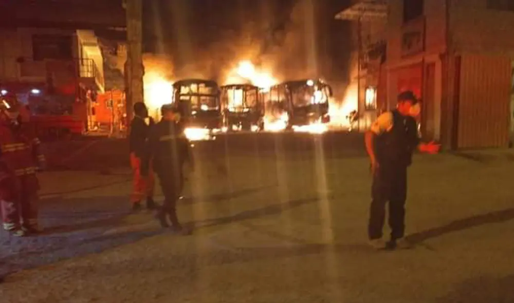 Las fuertes llamas consumieron toda la carrocería de los buses. Foto: Twitter @EmergenciasPeru