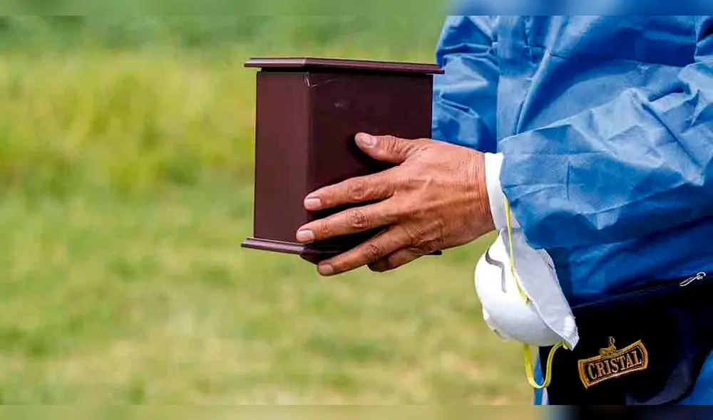 casos. En urnas se retiran las cenizas de muertos por covid-19. Hay una cifra de fallecimientos en Arequipa, de la cual no se sabe causa. Pudieron ser por coronavirus.