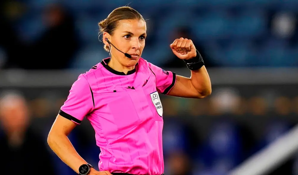 Frappart, quien ya ha dirigido tres encuentros en la Ligue 1, se está convirtiendo en una habitual en las grandes competiciones europeas. Foto: EFE Frappart, quien ya ha dirigido tres encuentros en la Ligue 1, se está convirtiendo en una habitual en las grandes competiciones europeas. Foto: EFE