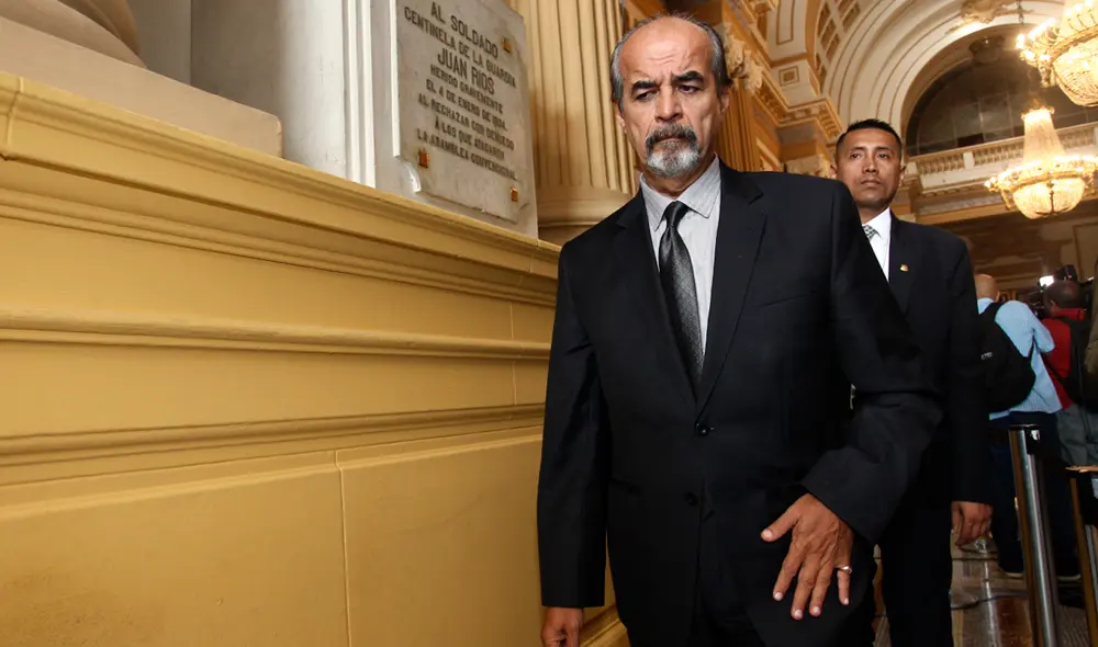 Mauricio Mulder intentará convencer a su bancada. Luciana León ha señalado que la posición del Apra es distinta. Foto: La República. Mauricio Mulder intentará convencer a su bancada. Luciana León ha señalado que la posición del Apra es distinta. Foto: La República.