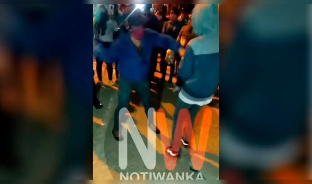 Madre golpeó a su hijo que habría robado celular. Foto: Captura NotiWanka. Madre golpeó a su hijo que habría robado celular. Foto: Captura NotiWanka.