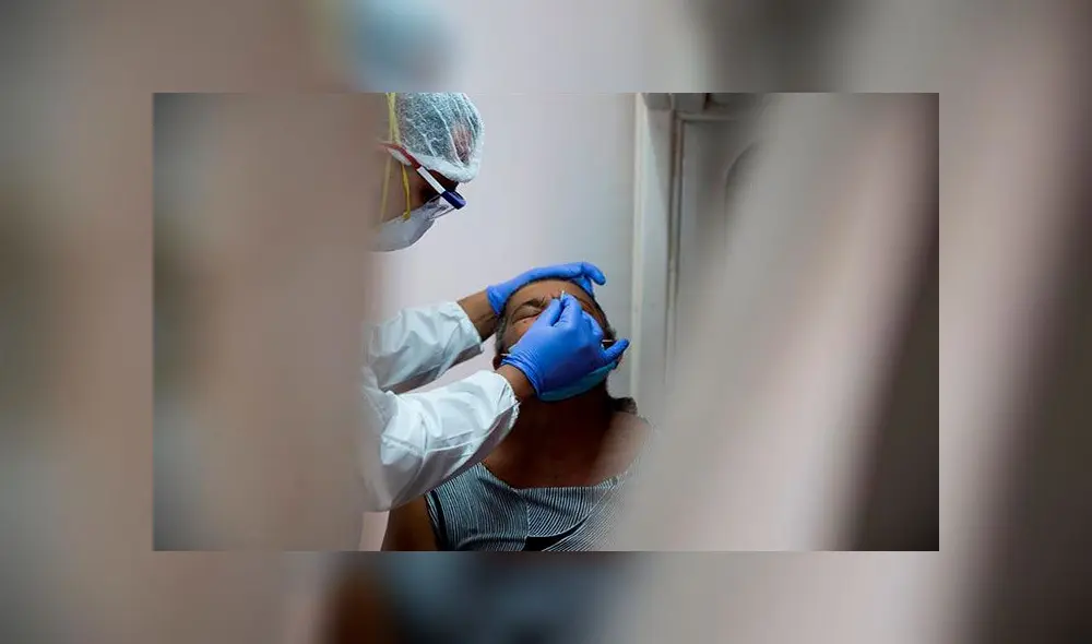La muestra de hisopo nasal es ampliamente usada durante la pandemia del coronavirus. Foto: EFE La muestra de hisopo nasal es ampliamente usada durante la pandemia del coronavirus. Foto: EFE