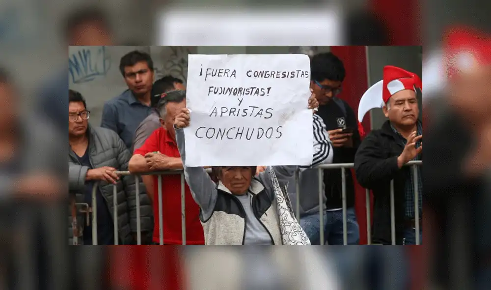 Ciudadanía realiza plantón contra elección del Tribunal Constitucional [FOTOS]