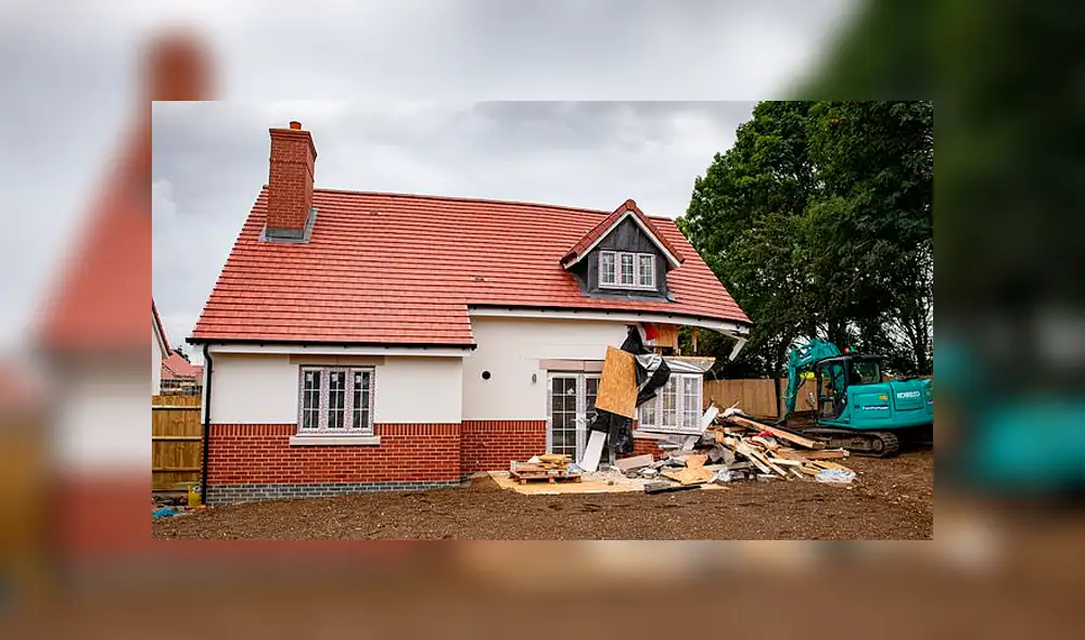 No quisieron pagarle a un obrero y él decidió destruir las cinco casas que construyó [VIDEO]