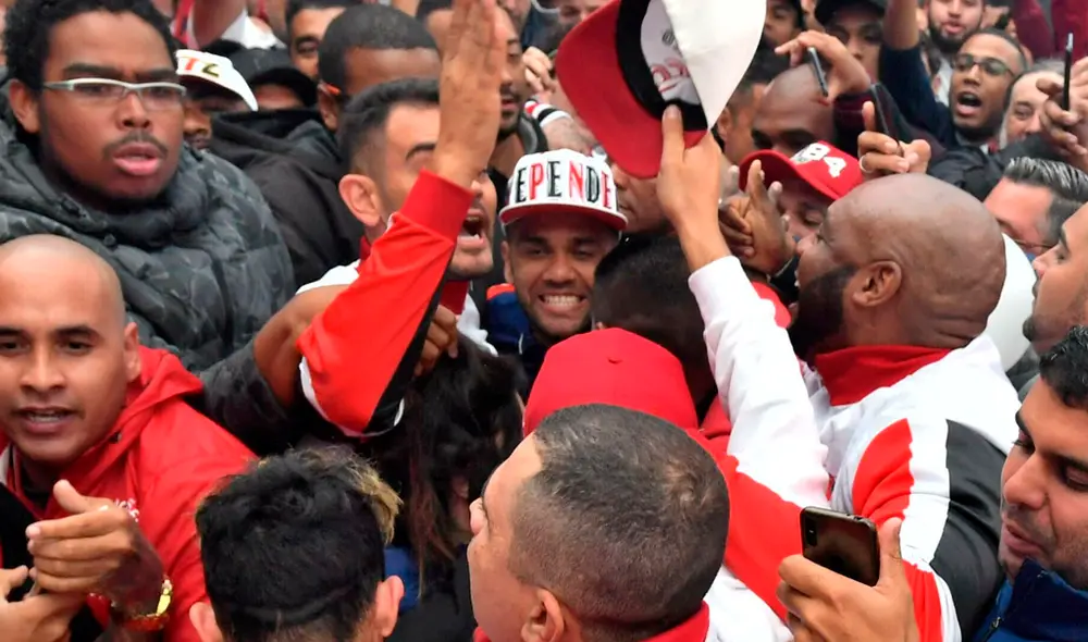 La locura en Sao Paulo se desató para recibir al multicampeón brasileño Dani Alves como flamante refuerzo del 'Tricolor'. La locura en Sao Paulo se desató para recibir al multicampeón brasileño Dani Alves como flamante refuerzo del 'Tricolor'.