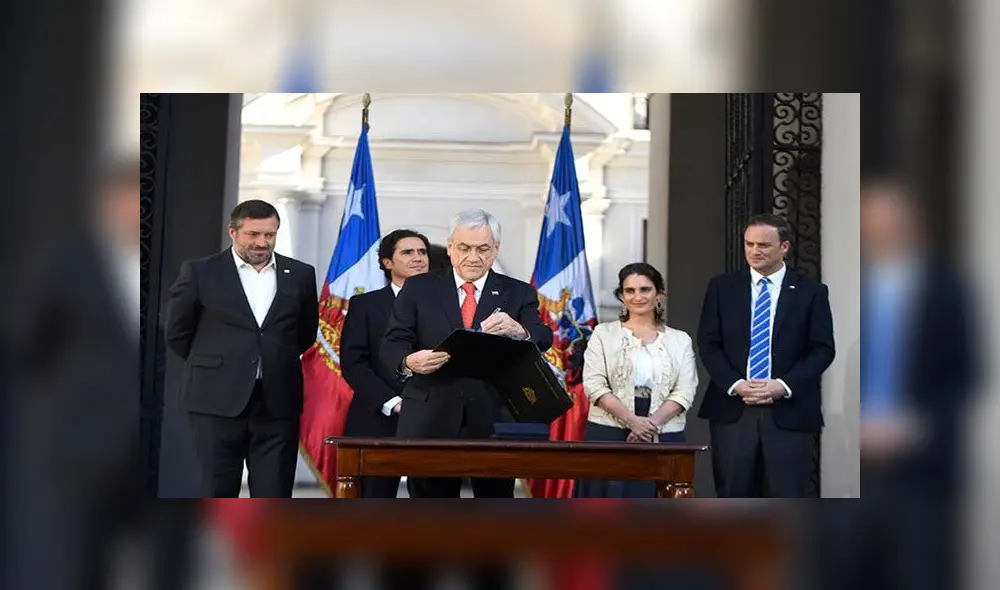 El presidente Piñera (c) firmó este miércoles el proyecto de ley, flanqueado por algunos ministros. Foto: Presidencia de Chile El presidente Piñera (c) firmó este miércoles el proyecto de ley, flanqueado por algunos ministros. Foto: Presidencia de Chile