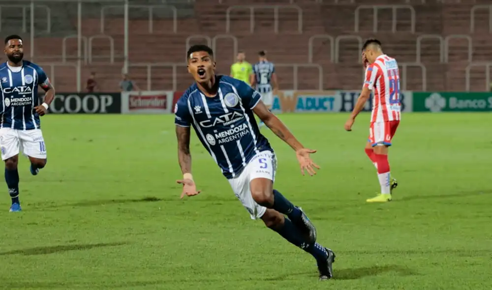 Wilder Cartagena celebró con mucho entusiasmo su primer gol con Godoy Cruz. | Foto: @ClubGodoyCruz