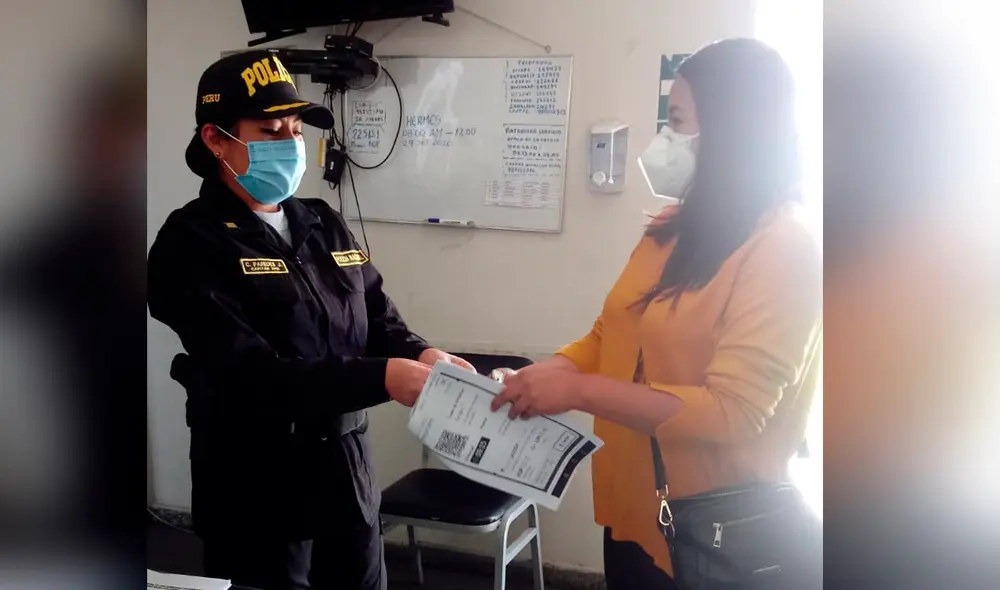 Agentes del orden cotejaron propiedad de objetos mediante los videos del aeropuerto. Foto: Policía.