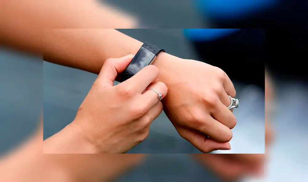 Mujer descubre que su pareja le era infiel al revisar pulsera para la actividad física Mujer descubre que su pareja le era infiel al revisar pulsera para la actividad física