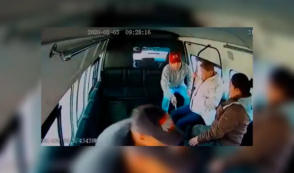 Amenazaron a los pasajeros con armas de fuego para robarles todo lo que tenían. (Foto: captura)