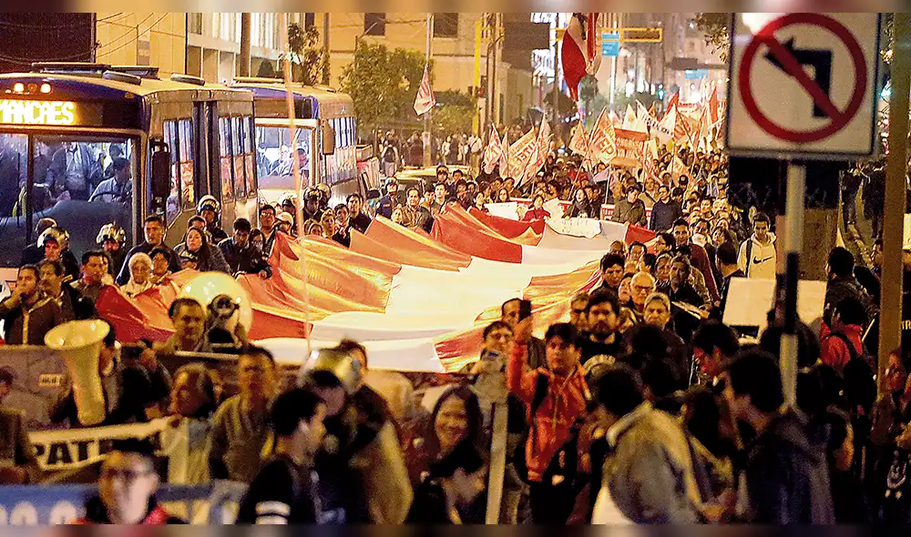 Miles toman las calles exigiendo la salida del Fiscal de la Nación